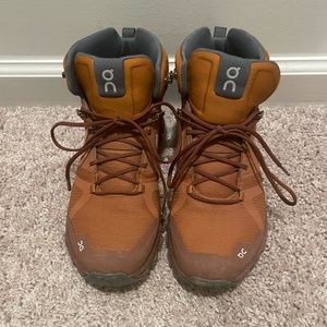 Size 7.5 On Cloudrock Waterproof Hiking Boots